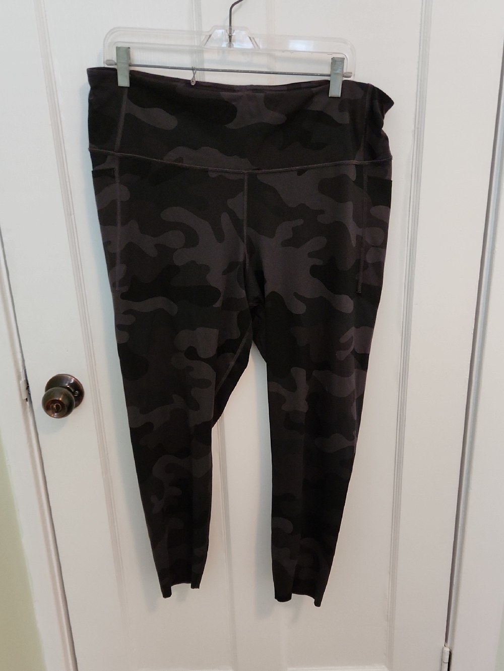 GAP GapFit Black and Gray Camo Active 3/4 Legging XL